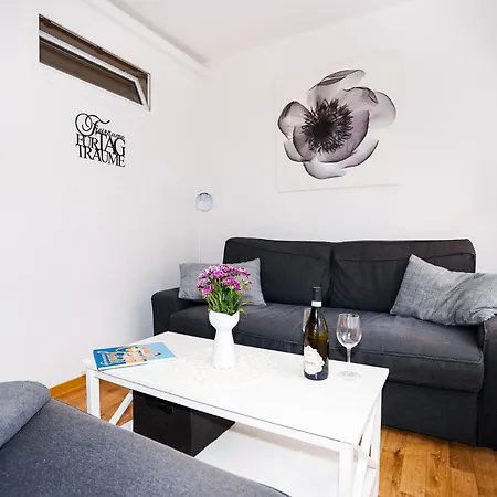 Apartment Kirchenstr 27, Whg 1 *