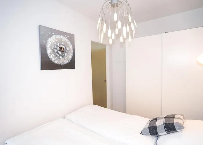 Kirchenstr 27, Whg 1 *